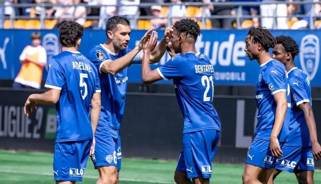 杀疯了！欧洲二级联赛拼杀激烈：14队抢意甲门票，沙尔克一只脚踏回德甲